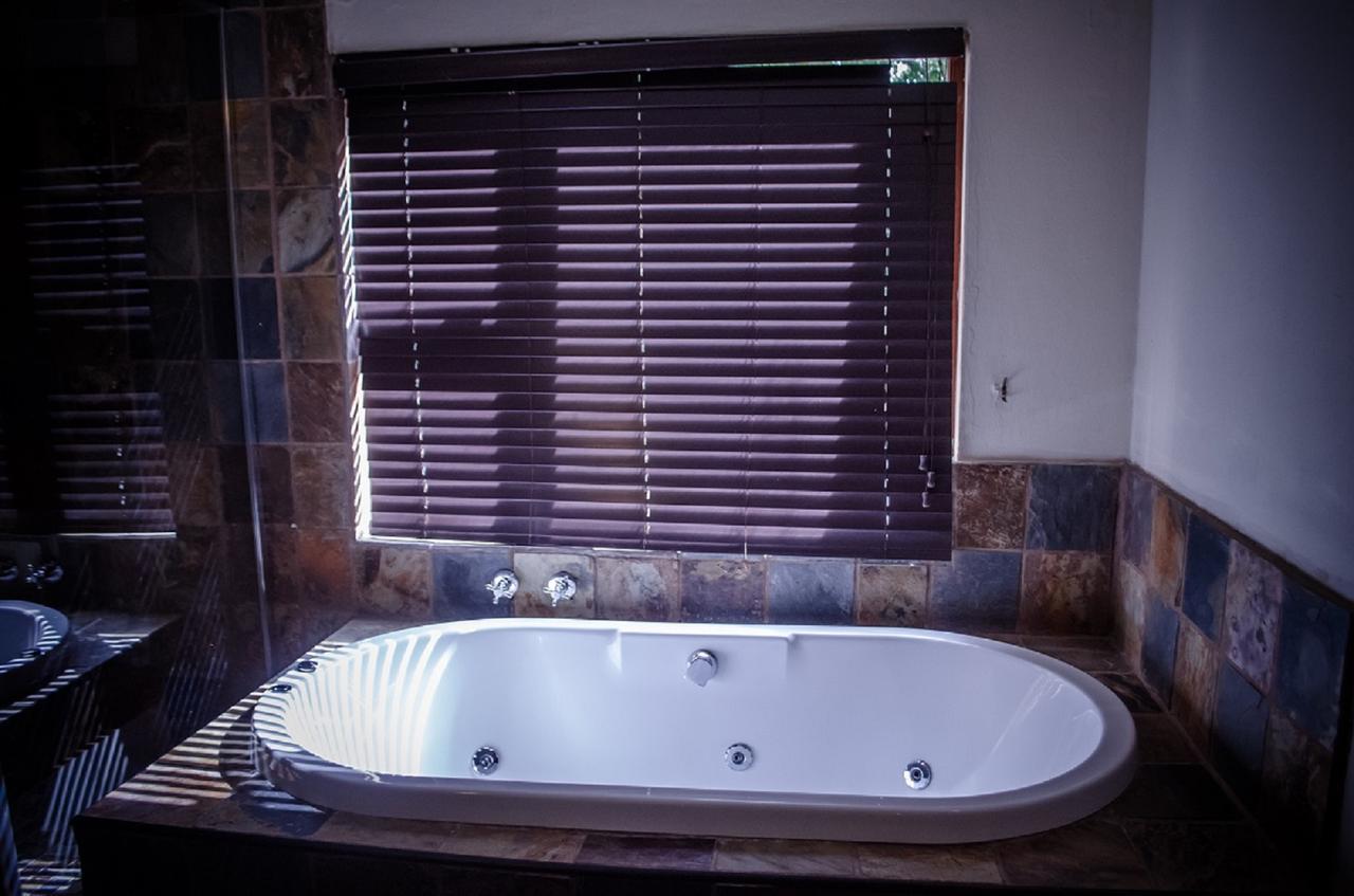 The Rivonia River Lodge ヨハネスブルグ エクステリア 写真