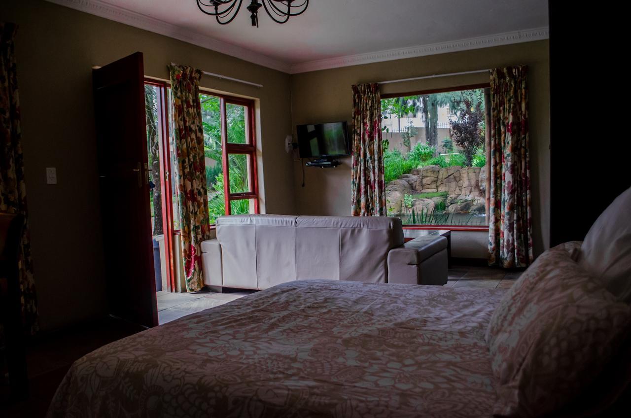 The Rivonia River Lodge ヨハネスブルグ エクステリア 写真