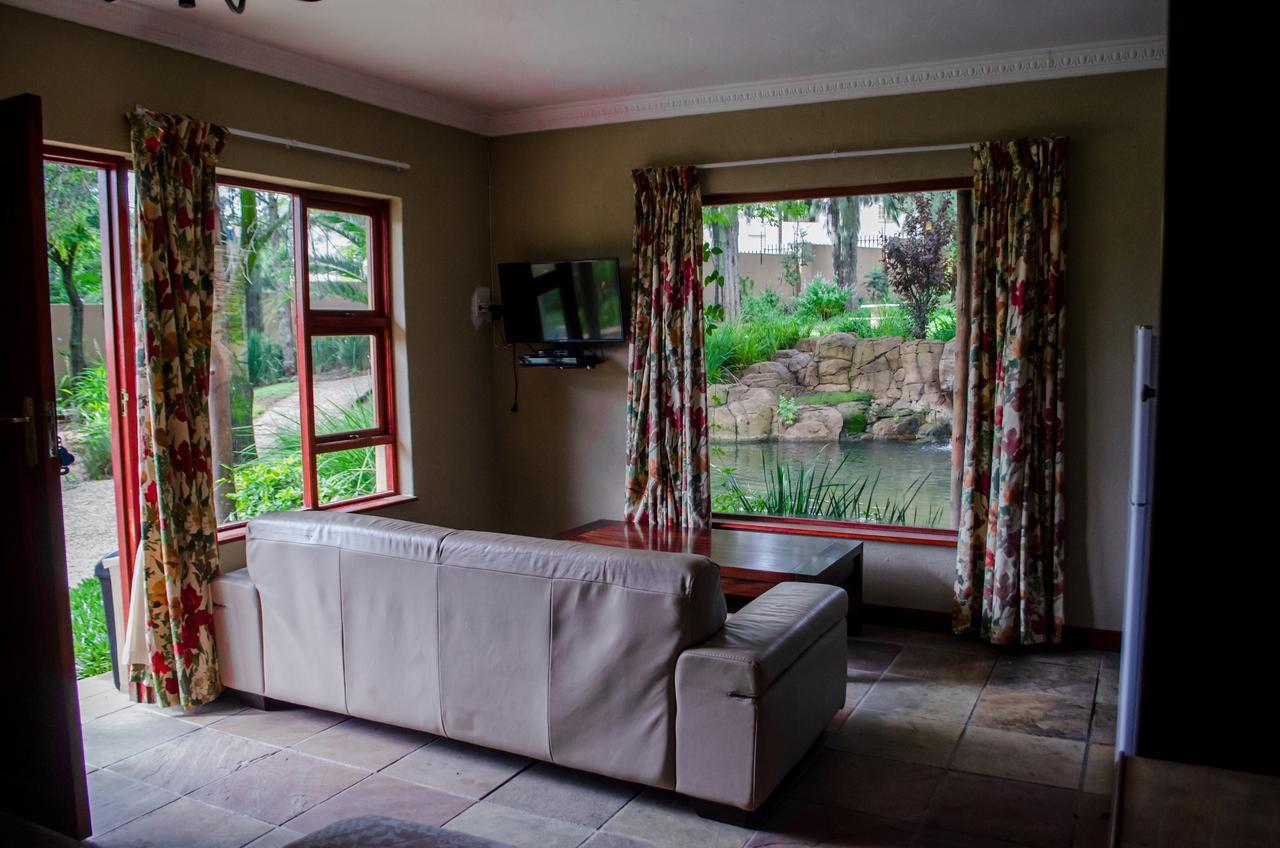The Rivonia River Lodge ヨハネスブルグ エクステリア 写真